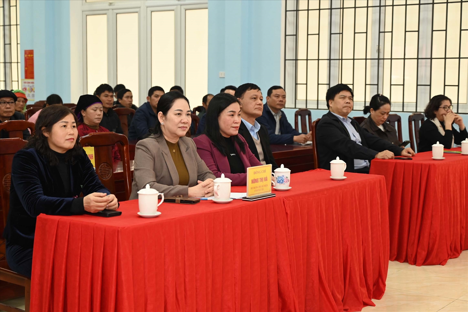 (NOTICIAS) La viceministra y vicepresidenta del Comité para las Minorías Étnicas, Nong Thi Ha, visitó y deseó un Feliz Año Nuevo a las personas étnicas de los distritos de Bac Quang y Vi Xuyen, provincia de Ha Giang 6