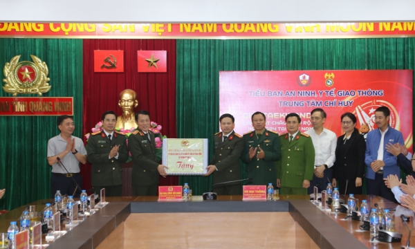 El general Luong Tam Quang, ministro de Seguridad Pública, trabaja con la policía provincial de Quang Ninh