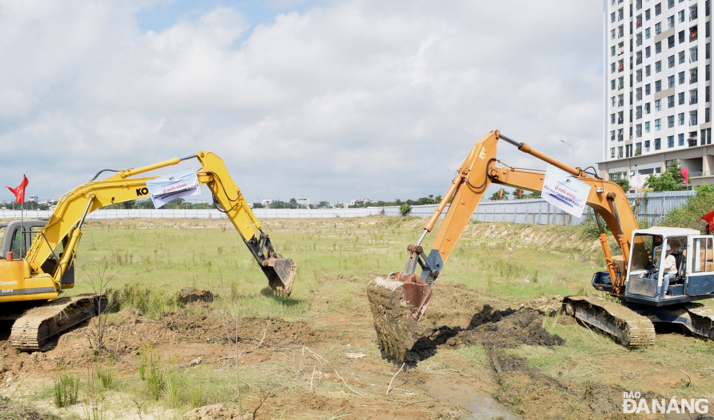 Des véhicules mécaniques créent un terrain plat pour la construction de l'immeuble d'appartements FPT Plaza 3. Photo : HOANG HIEP