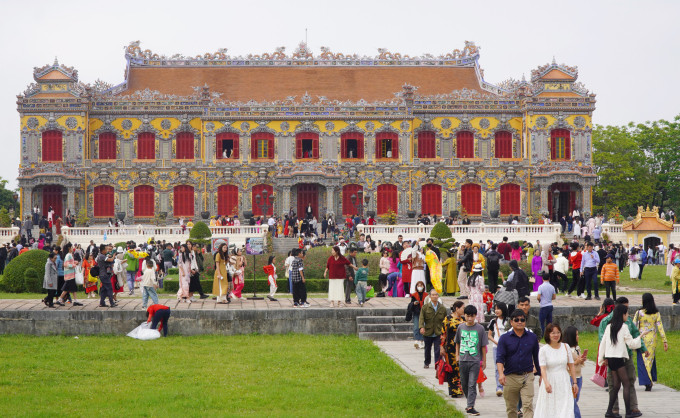 Tourists visit Kien Trung Palace in February. Photo: Phuoc Tuan