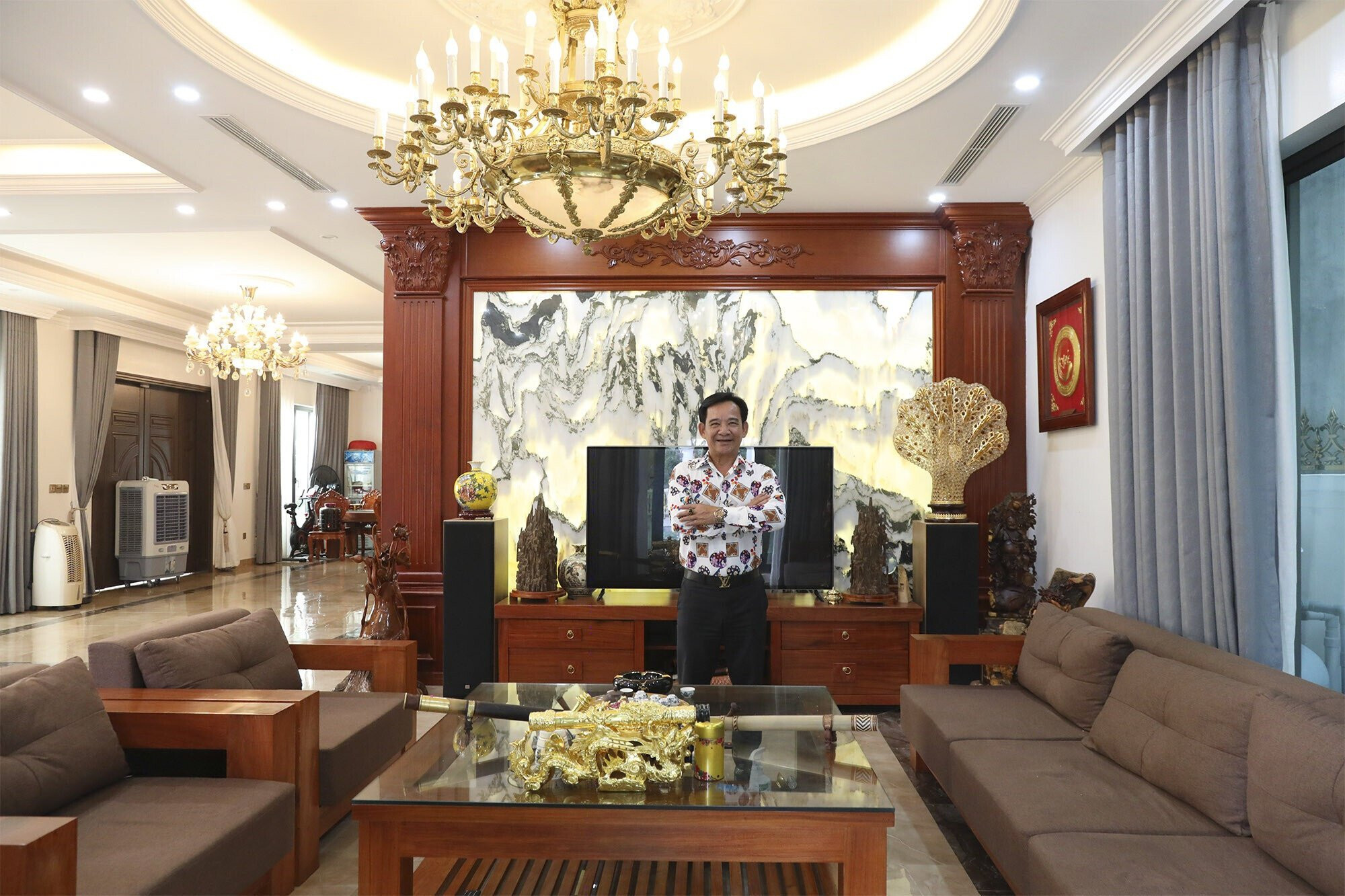 Luxurious interior in Quang Teo's house.