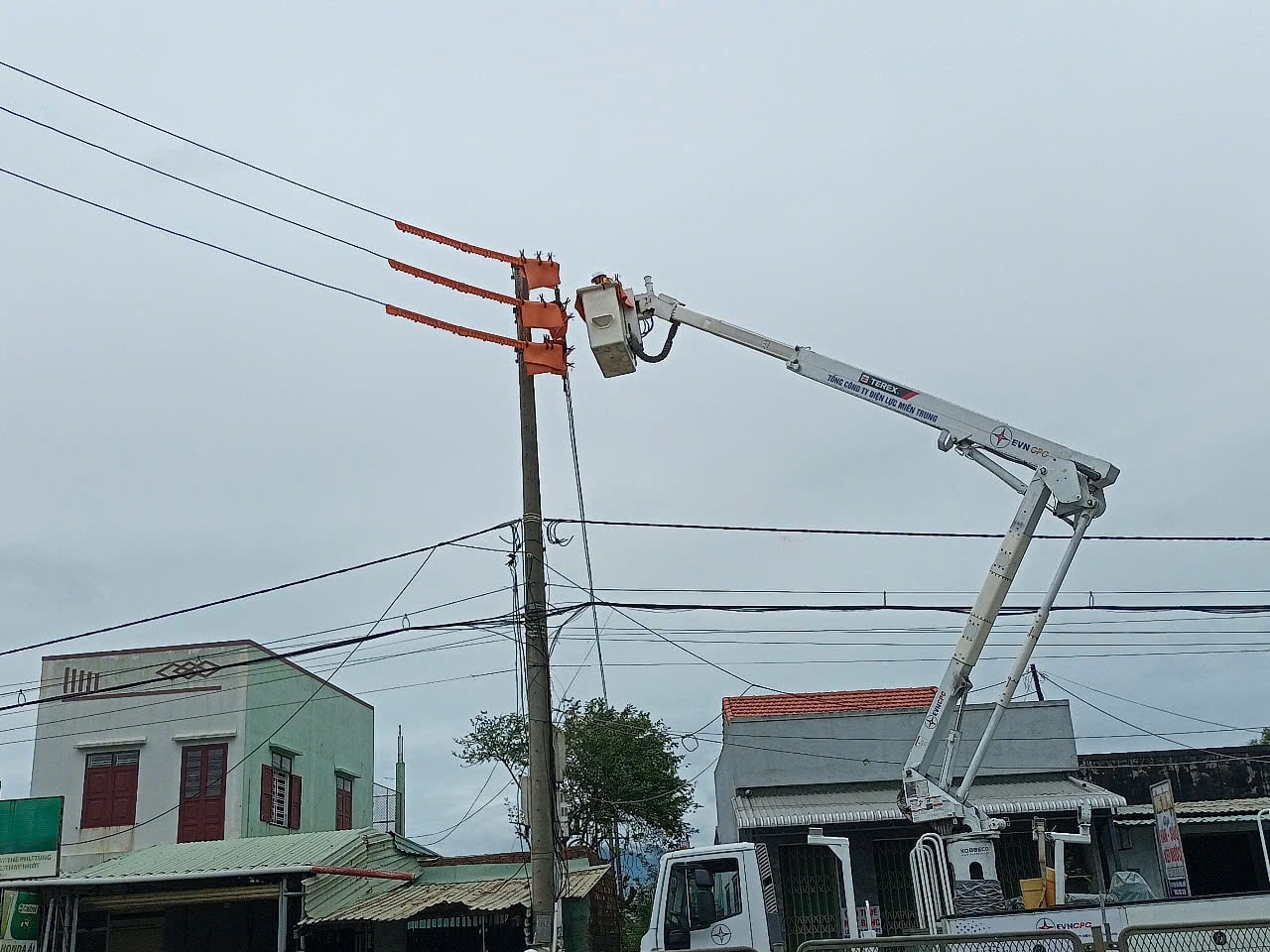 Reparar y actualizar el sistema eléctrico en Nui Thanh. Foto V.P.