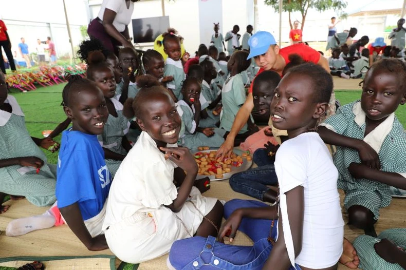 Les soldats de la paix vietnamiens organisent la fête de la mi-automne pour les enfants d'Abyei, photo 4