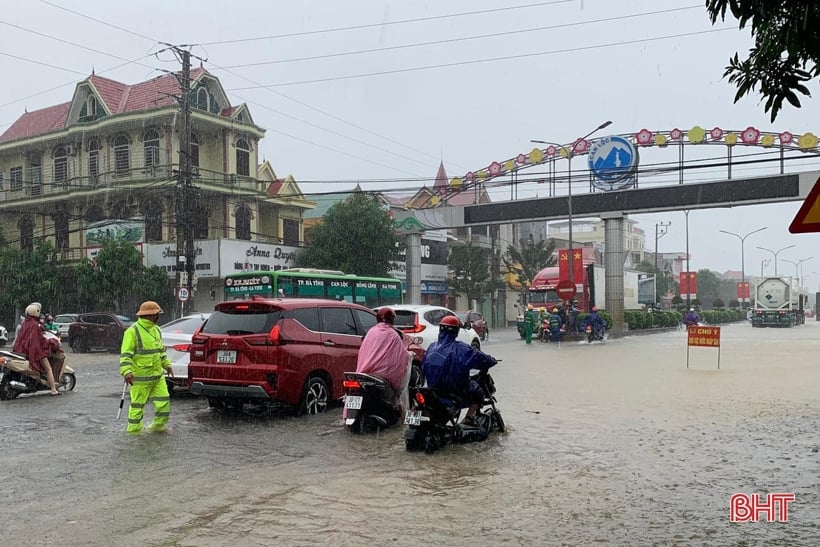 大雨で多くの家が浸水し、生徒たちは学校を休んだ。