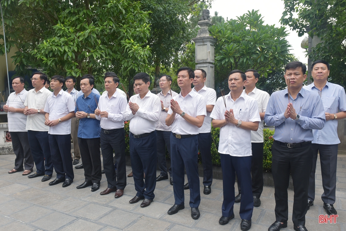 Ha Nam province delegation offers incense at some red addresses in Ha Tinh