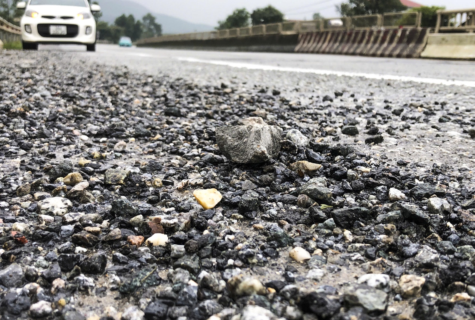 La carretera nacional 1A que pasa por Ha Tinh se erosionó tras la lluvia (foto 9)