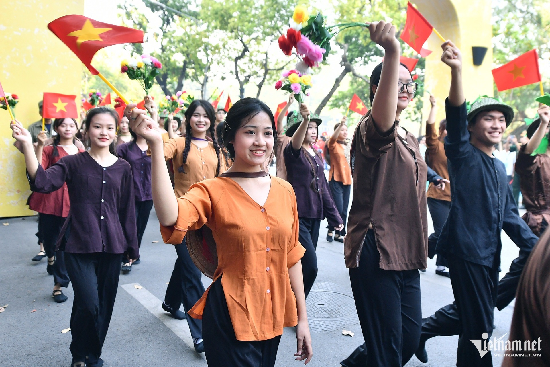 ภาพประทับใจเมื่อคน 8,000 คนแสดงสดฉากวันปลดปล่อยเมืองหลวงริมทะเลสาบฮว่านเกี๋ยม ภาพที่ 12