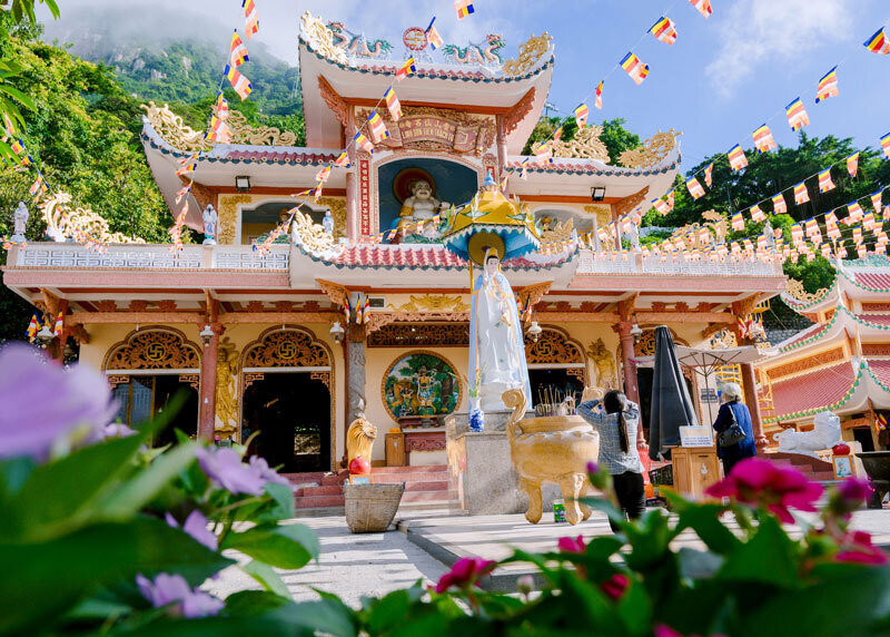 Statue des Bodhisattva Avalokitesvara im Hof ​​der Linh Son Tien Thach Pagode.