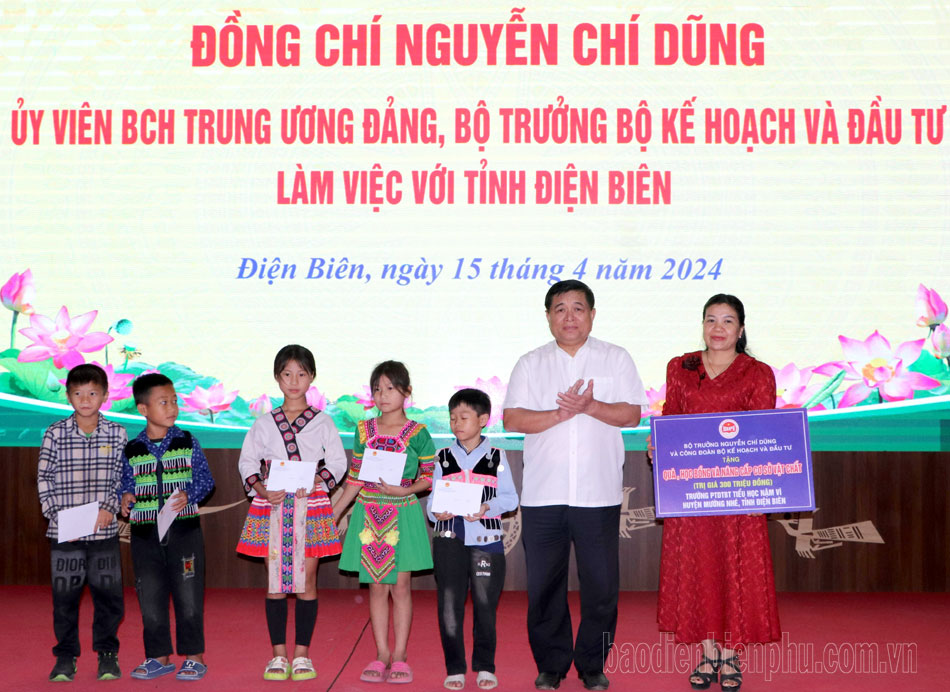 Bộ trưởng Bộ Kế hoạch và Đầu tư tặng quà chiến sĩ Điện Biên, học bổng cho học sinh