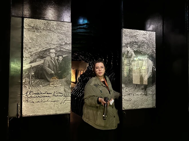 La Sra. Ludivine Texier, encargada del sitio de reliquias de Lascaux II, presenta este famoso sitio de reliquias. (Foto: Nguyen Thu Ha/VNA)