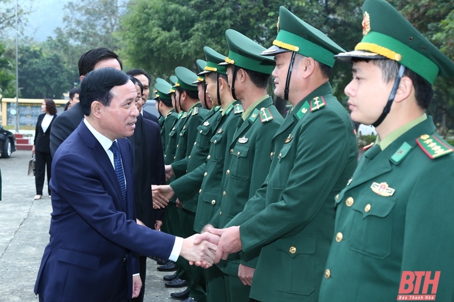 El subsecretario permanente del Comité Provincial del Partido, Lai The Nguyen, visitó el Cementerio Internacional de Mártires de Dong Tam y visitó y entregó regalos a las familias de los políticos en el distrito de Ba Thuoc.