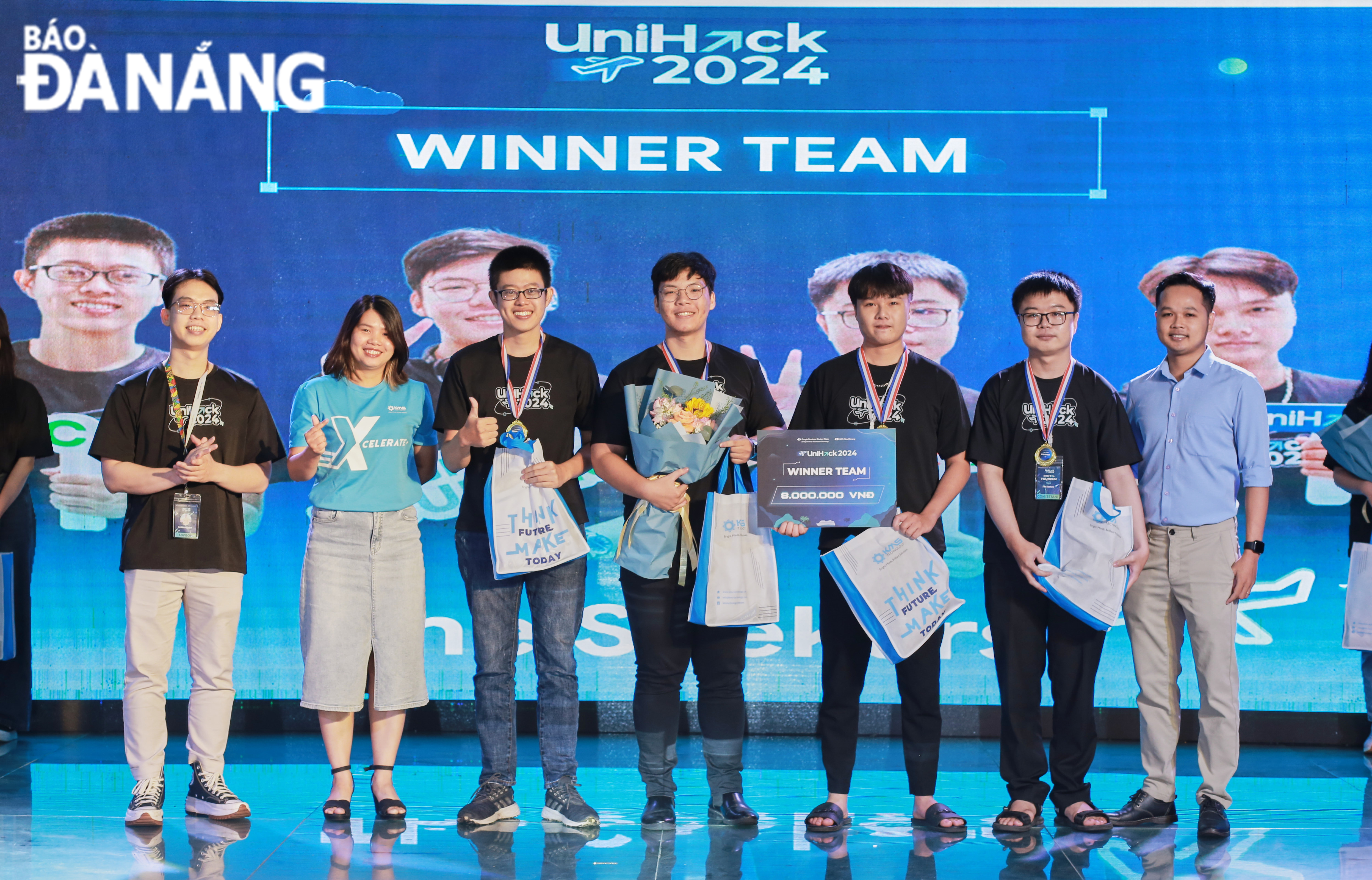 El equipo Seekers, con el proyecto «Joyas Ocultas: Aplicación para la búsqueda de destinos turísticos», ganó el premio UniHack2024 Champion. Foto: TRAN TRUC