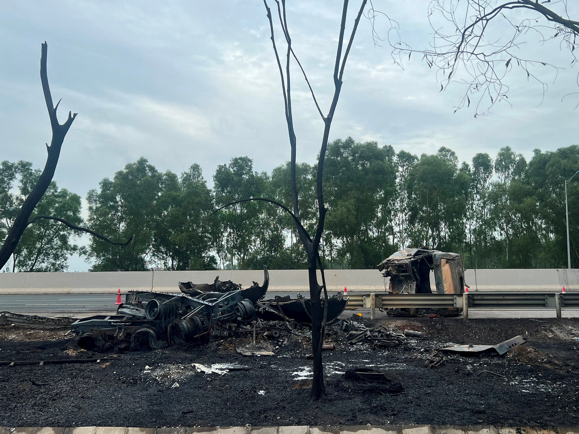 Incendie d'un camion-citerne sur l'autoroute Hanoi-Hai Phong