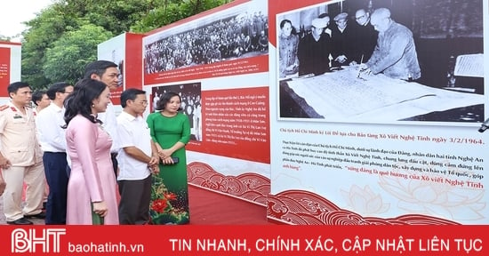 Les dirigeants de la province de Ha Tinh assistent à l'exposition « Nghe Tinh rouge dans le cœur des gens »