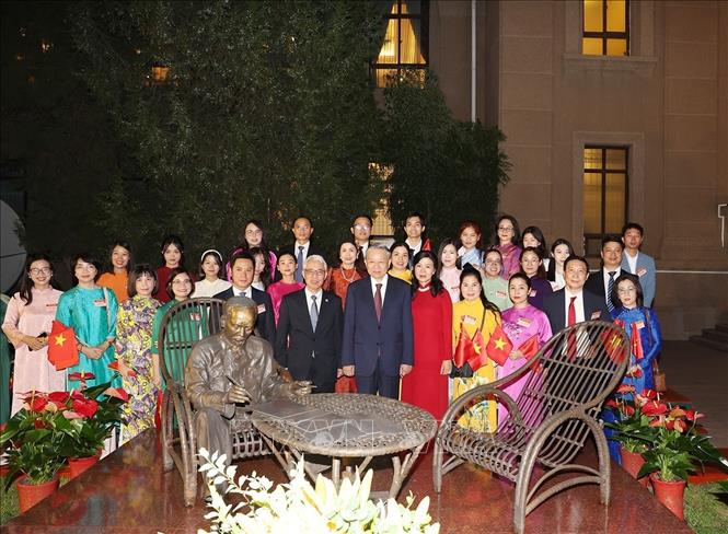 Le secrétaire général et président To Lam visite l'ambassade et rencontre la communauté vietnamienne en Chine