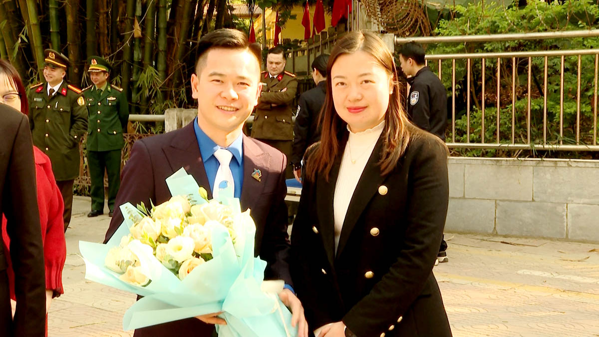 Delegation of Ha Giang province youth visited and held talks in Van Son district, Yunnan province (China).