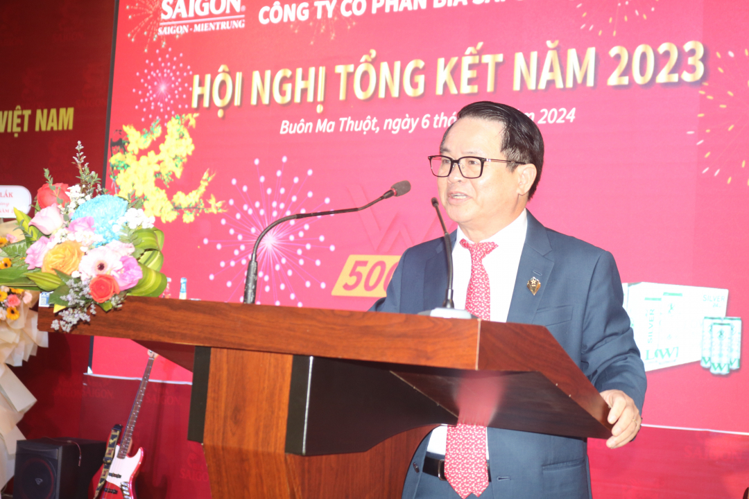 M. Huynh Van Dung, directeur général de Saigon - Central Beer Joint Stock Company, a rendu compte de la production et de la situation commerciale de l'unité en 2023.  