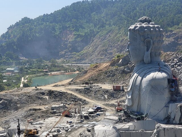 Se trata de una obra única no sólo en Da Nang sino también en la región del Altiplano Central, ya que la estatua está tallada en una piedra de montaña monolítica. Foto: Mai Huong