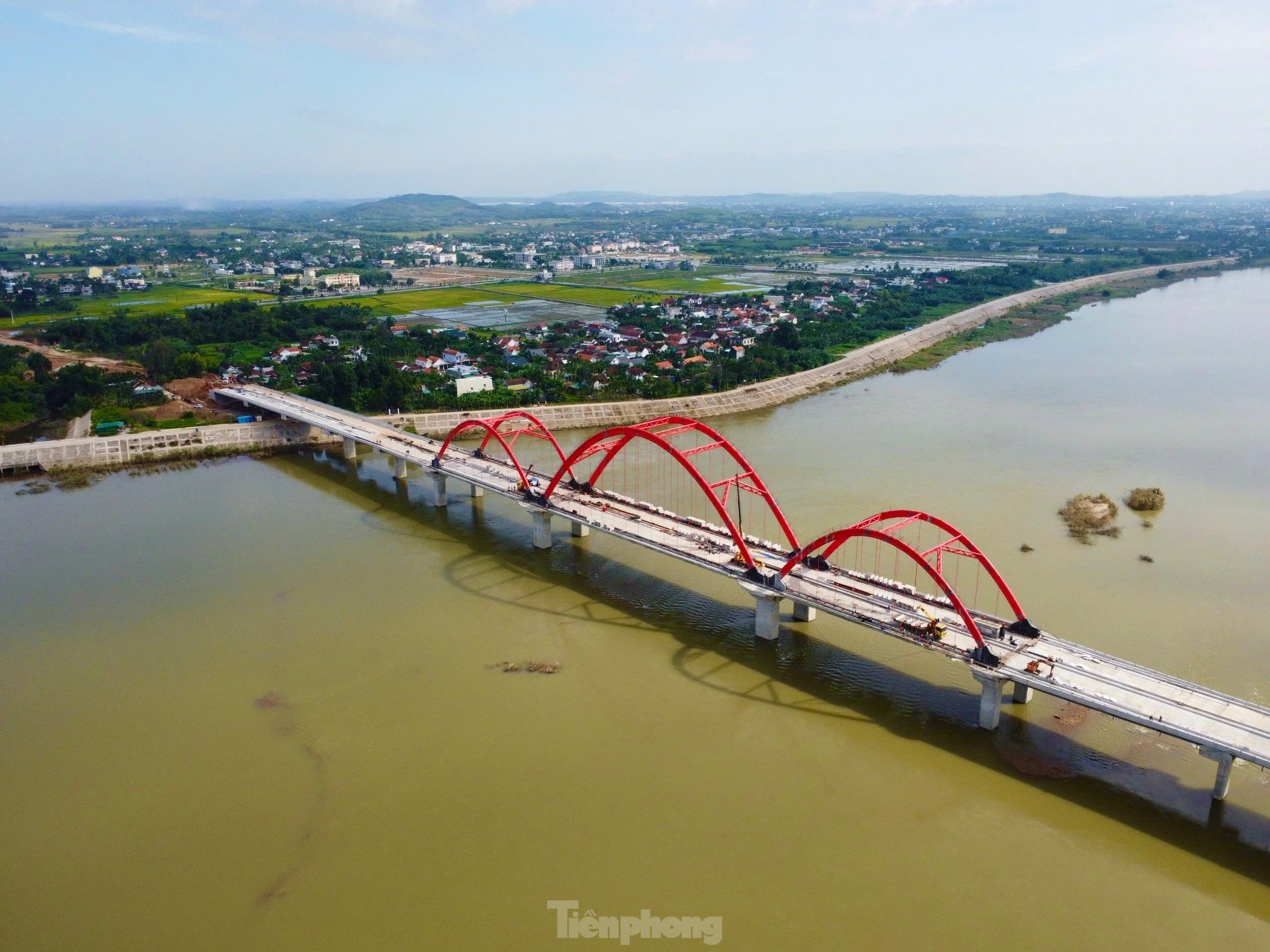 El primer puente de arco de acero en Quang Ngai está listo para abrir al tráfico a finales de año, foto 2