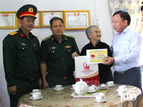 Genosse Le Huyen, stellvertretender Vorsitzender des Volkskomitees der Provinz, besuchte die Stadt und überreichte anlässlich des 80. Jahrestages der Gründung der Vietnamesischen Volksarmee Geschenke.