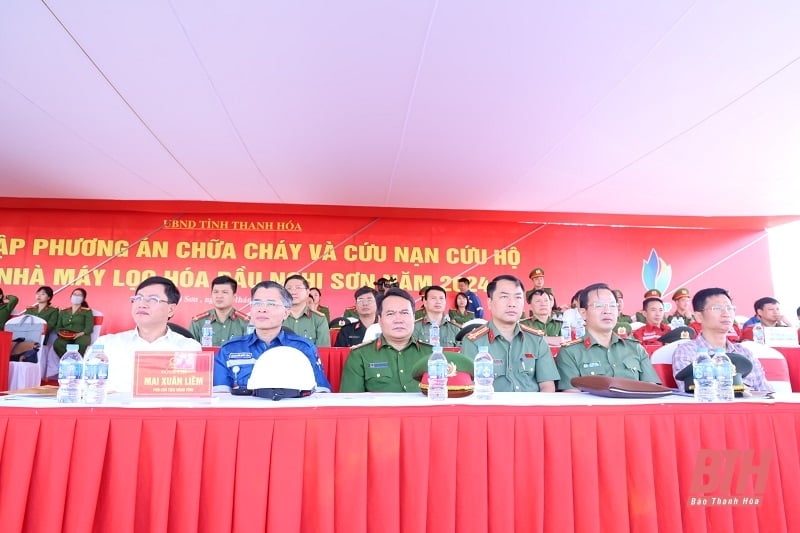 Exercice de lutte contre les incendies et de sauvetage à la raffinerie de Nghi Son