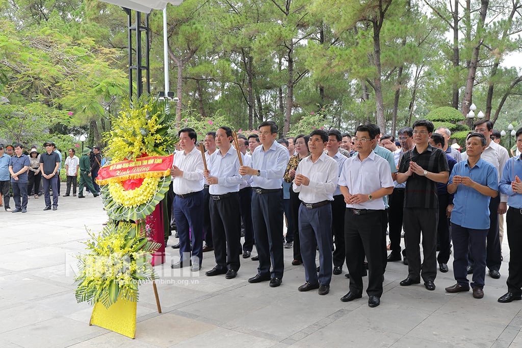 The provincial delegation offered incense at Truong Son National Martyrs' Cemetery, Road 9 National Martyrs' Cemetery and Quang Tri Ancient Citadel Relic Site.