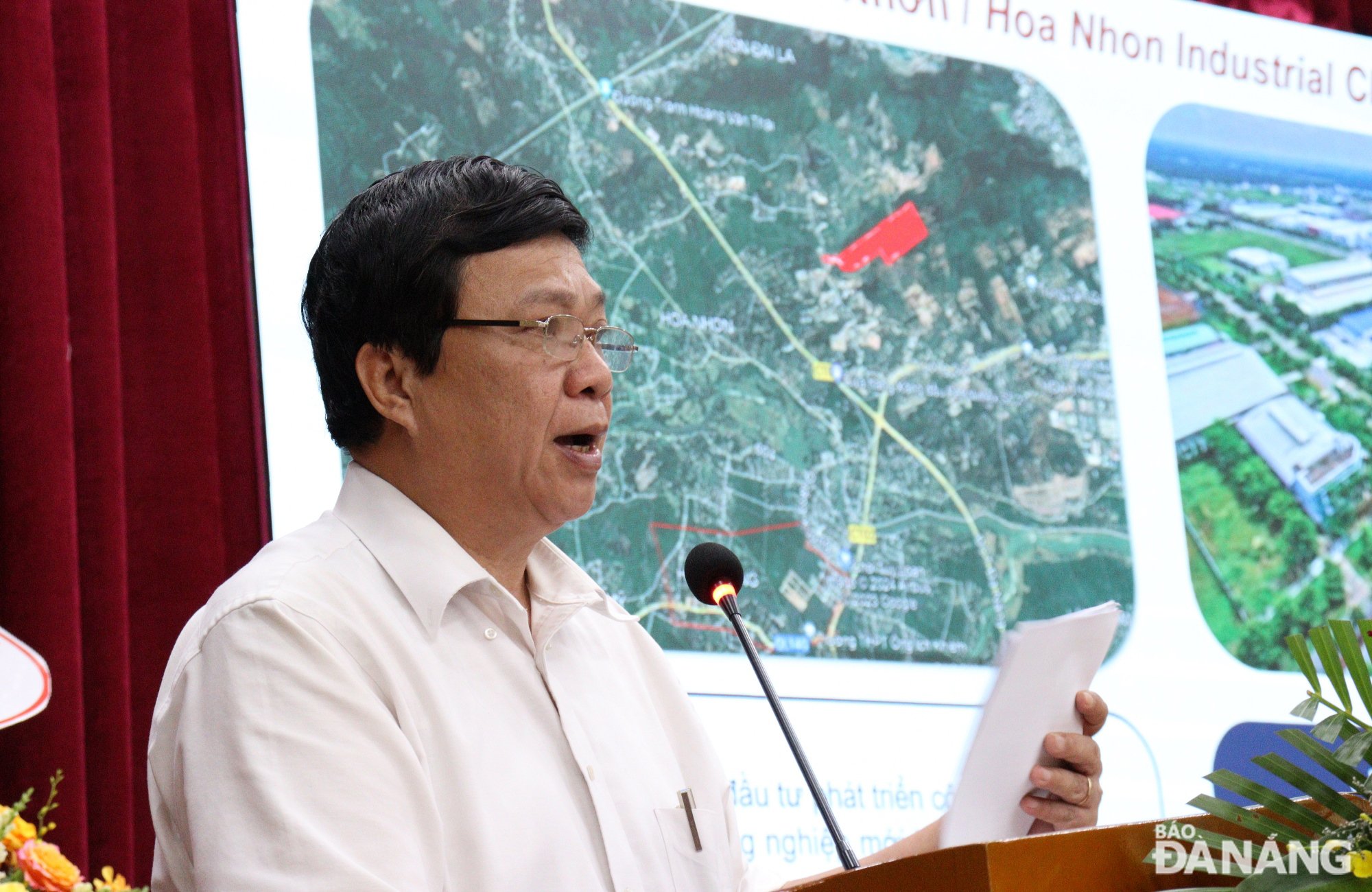 Le vice-président du Comité populaire du district de Hoa Vang, Nguyen Thuc Dung, a informé des projets et des terrains appelant à l'investissement dans le district. Photo : HOANG HIEP