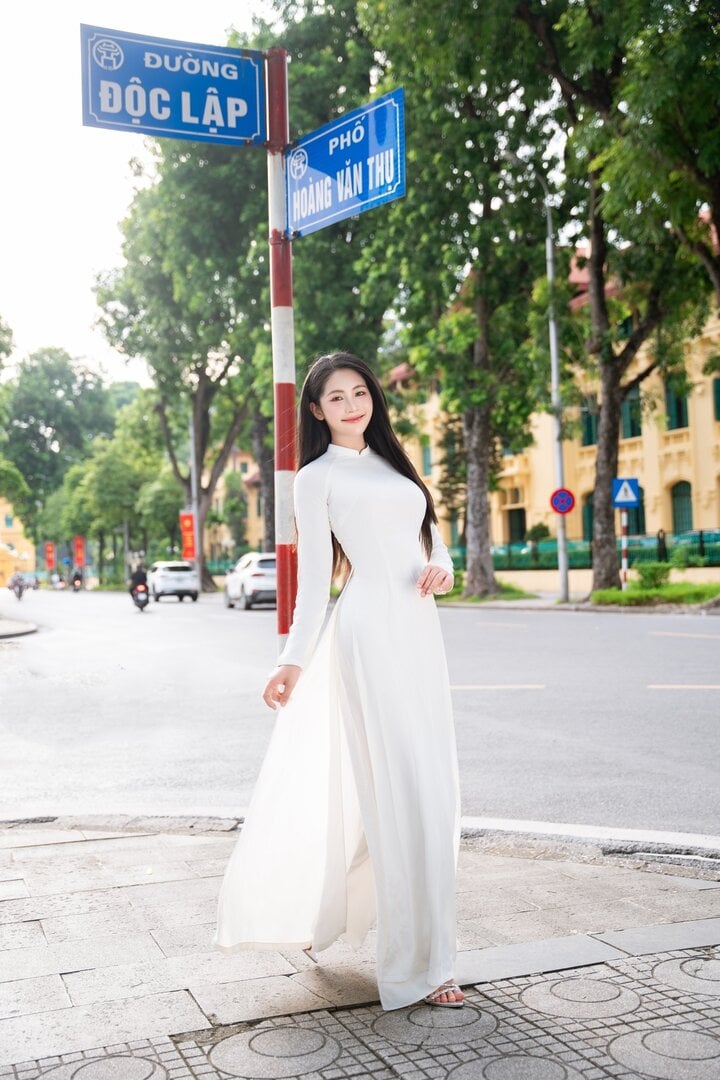 Recently, the beauty attracted attention when sharing a series of photos wearing a pure white ao dai in early autumn.