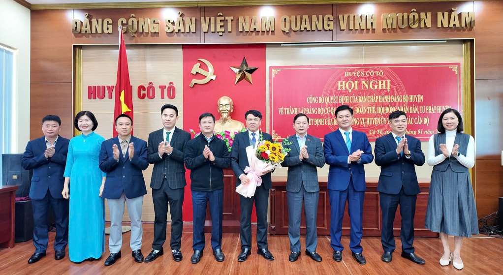 Các đồng chí Thường trực Đảng uỷ Khối các cơ quan chính quyền chúc mừng Đảng bộ cơ quan Đảng, đoàn thể, Hội đồng nhân dân, Tư pháp huyện.