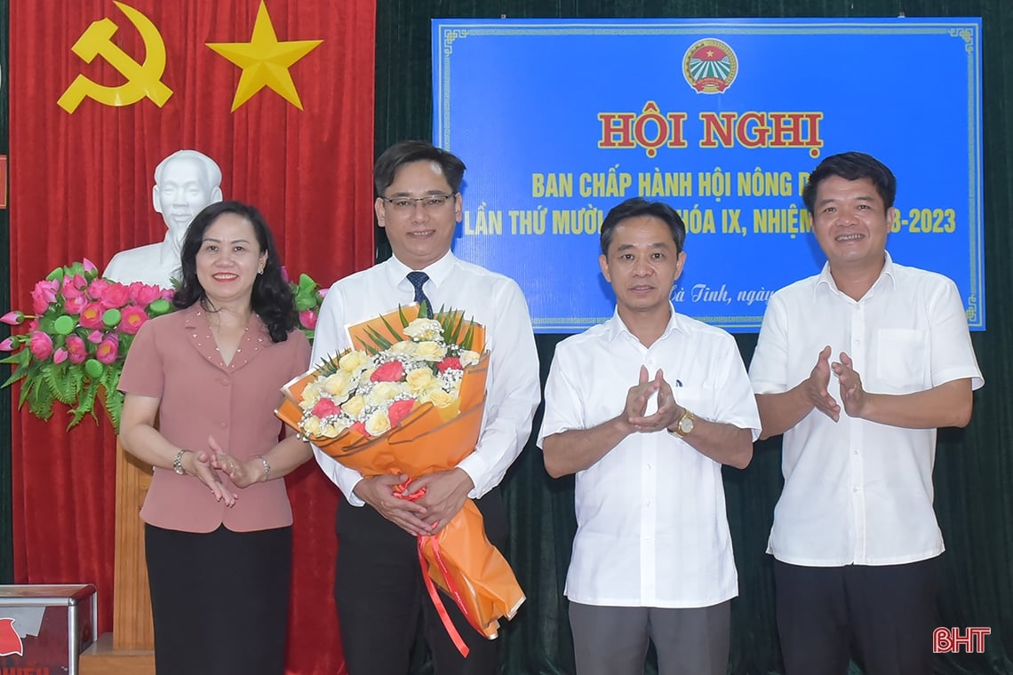 Mr. Ngo Van Huynh was elected Chairman of Ha Tinh Farmers' Association.