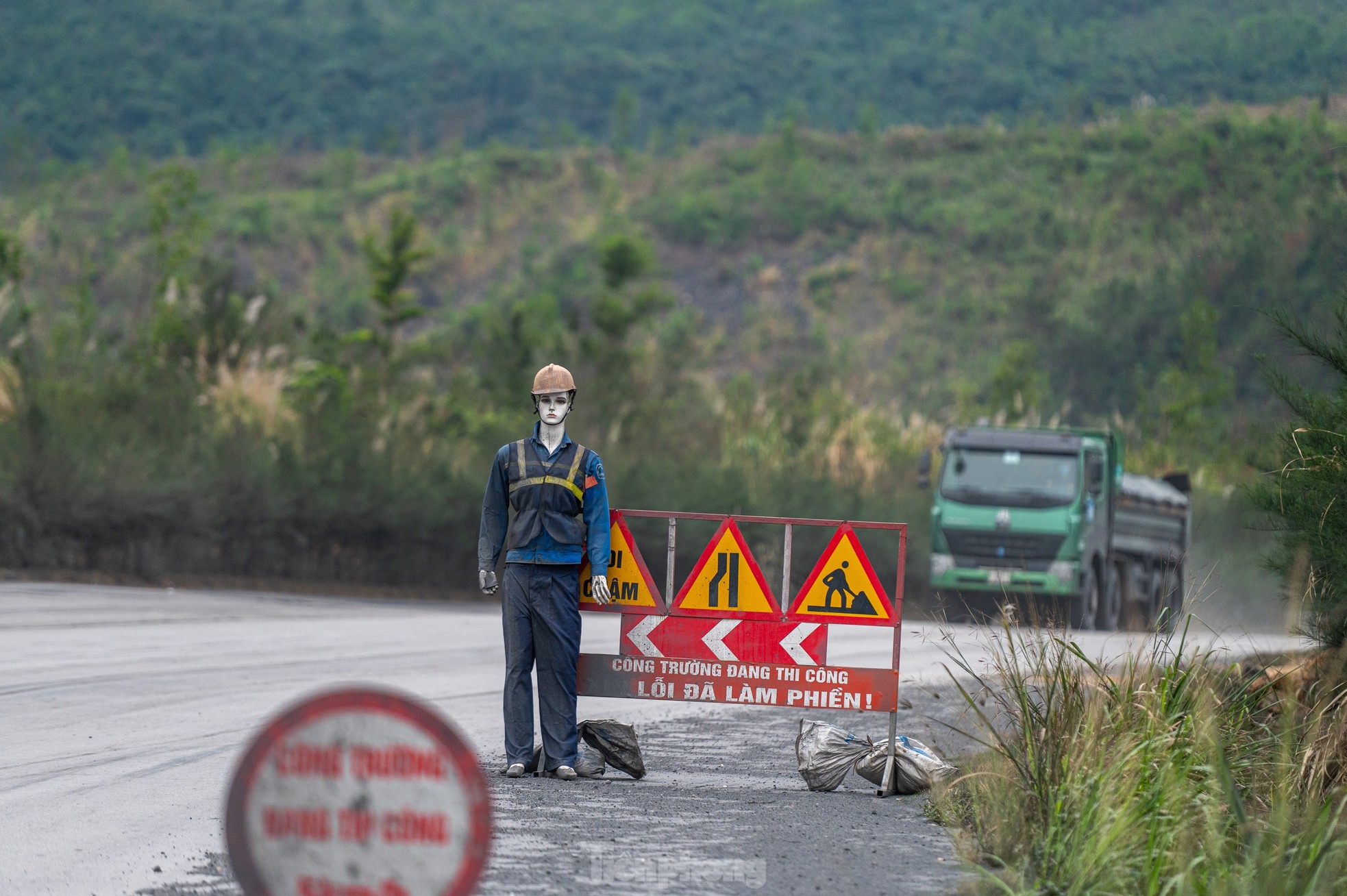 Le projet d'extension de la route « d'un billion de dollars » à Quang Ninh est en cours de construction à un rythme lent, photo 3