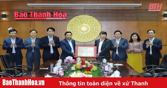 Provincial Party Secretary Nguyen Doan Anh visited and encouraged cadres, reporters and technicians of Thanh Hoa Newspaper and Radio Station.