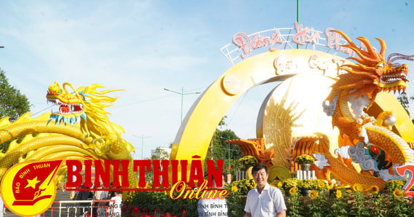 Bí thư Tỉnh ủy đến thăm đường hoa Xuân Phan Thiết