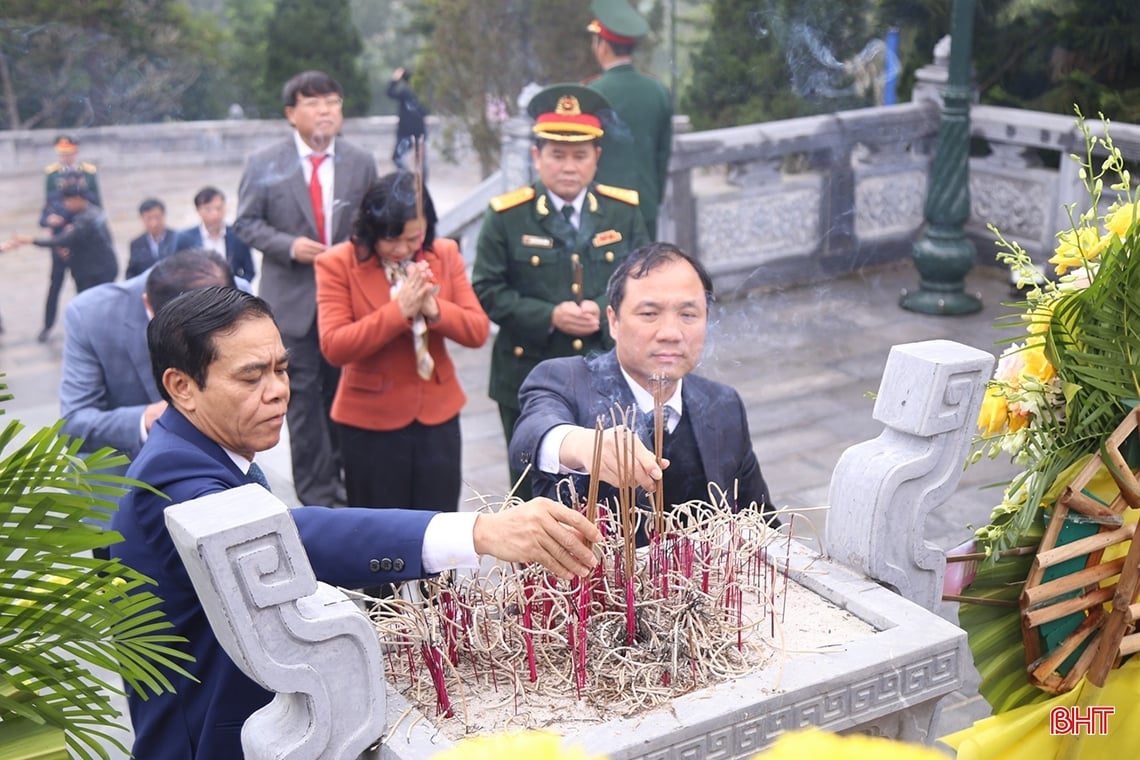 Ha Tinh leaders offer incense at red addresses on the occasion of the 94th anniversary of the Party's founding