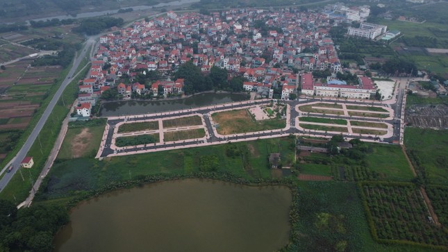 Vente aux enchères de terrains de nuit dans un quartier suburbain de Hanoi, le lot le plus élevé payé 133,3 millions de VND/m2 photo 7