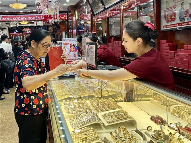 En la mañana del 5 de agosto, el precio de los lingotes de oro y los anillos de oro SJC se mantuvo estable.