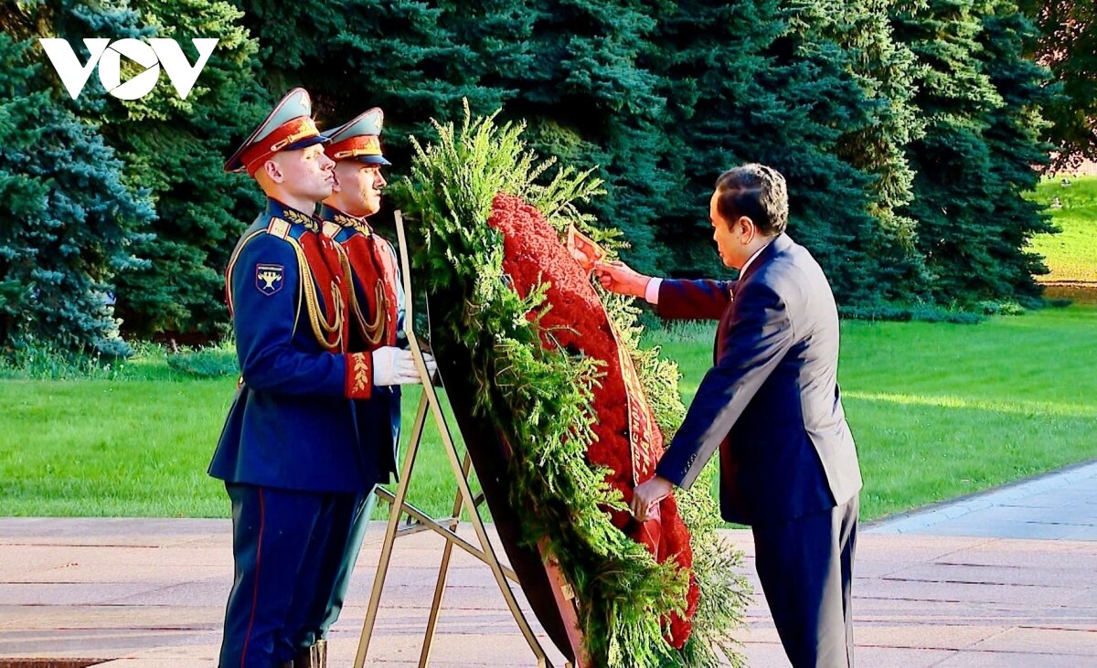 Der Vorsitzende der Nationalversammlung, Tran Thanh Man, legt Blumen am Ho-Chi-Minh-Denkmal in Moskau nieder