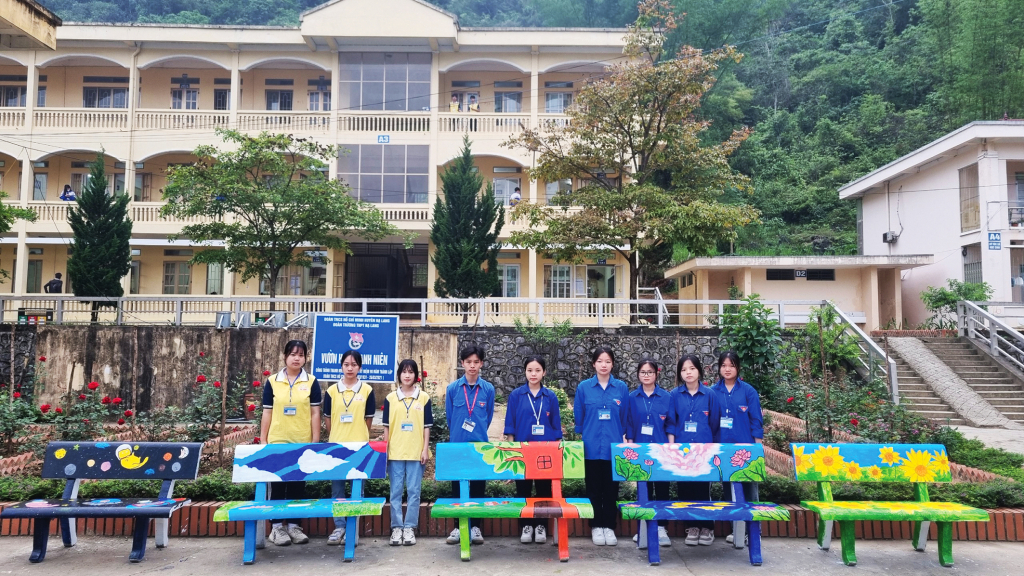 โครงการ “ม้านั่งหินเยาวชน” โดยสมาชิกสหภาพฯ และเยาวชนโรงเรียนมัธยมฮาลาง