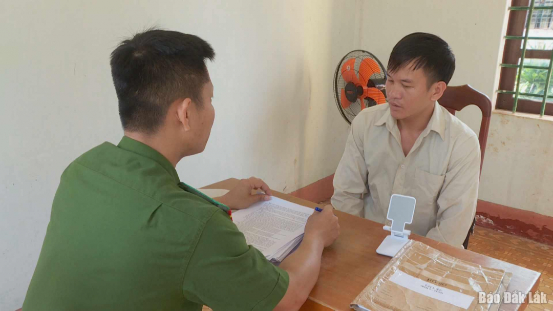 Subjekt Dinh Duc Trong auf der Polizeiwache.