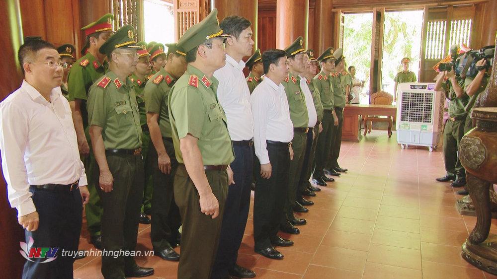 Le ministre Luong Tam Quang offre de l'encens pour commémorer le président Ho Chi Minh et les martyrs héroïques de Nghe An