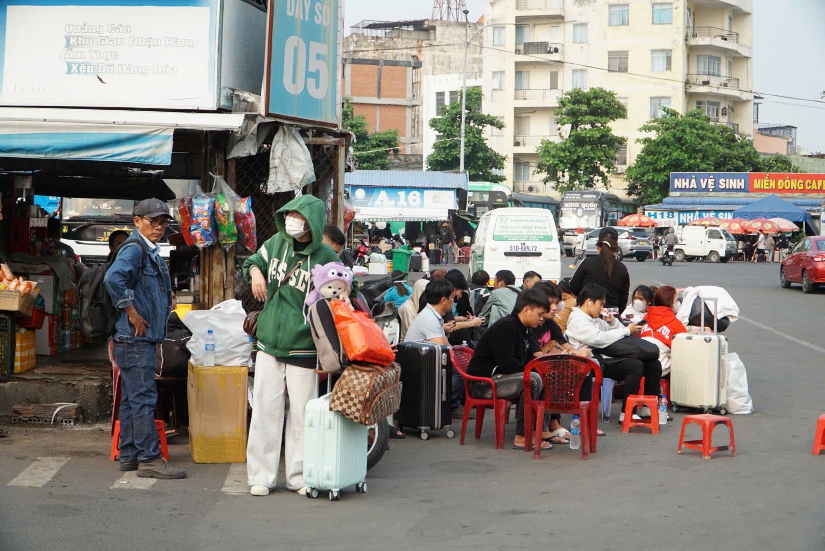 짐을 챙겨 호치민시를 떠나 고향으로 돌아가 설 연휴를 보내는 사람들 사진 18