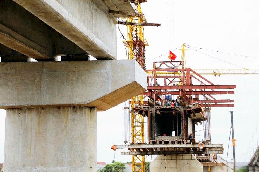 Hop Thanh Bridge, part of the Provincial Road 390 Renovation and Upgrade Project (Thanh Ha District), is under urgent construction. Photo: Hai Duong Newspaper