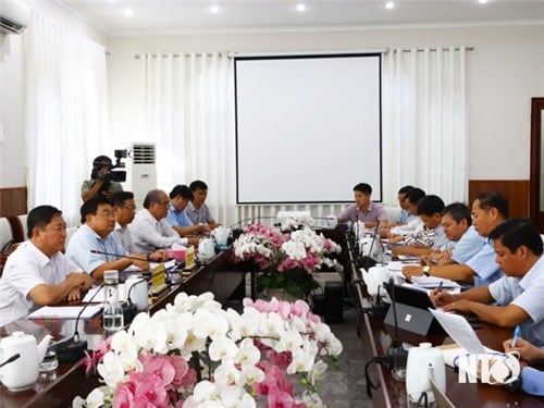 El camarada Tran Quoc Nam, presidente del Comité Popular Provincial presidió la reunión para escuchar el informe sobre el estado de implementación y el compromiso con el progreso del Proyecto Sunbay Park Hotel & Resort.