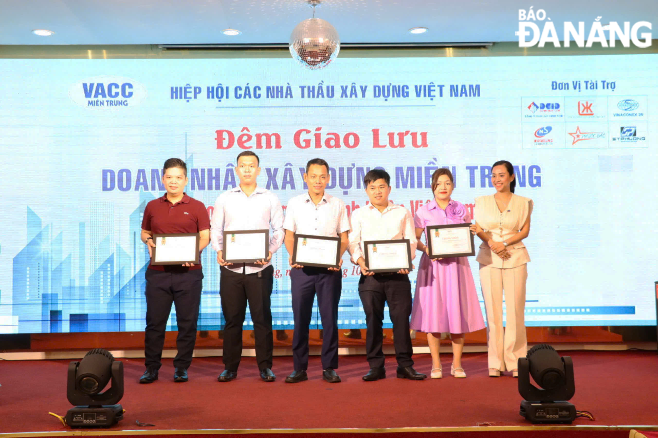 The organizing committee awarded certificates of admission to new members. Photo: TRAN TRUC
