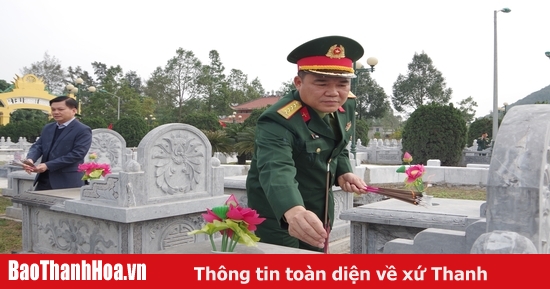 Đại tá Vũ Văn Tùng, Chỉ huy trưởng Bộ CHQS tỉnh kiểm tra tình hình sản xuất, đời sống Nhân dân tại thị xã Nghi Sơn