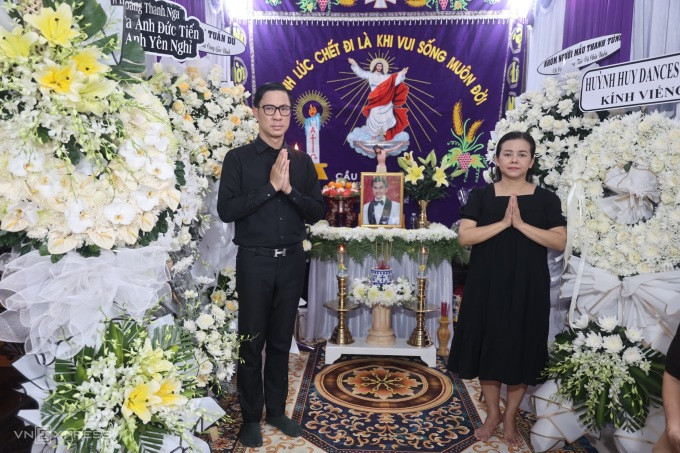 La cantante de lounge Diem Phuong (derecha) estaba en el mismo grupo de voluntarios que Duc Tien. Ella y Anh Quan fueron a despedir a su amigo, diciendo que habían pasado las últimas dos noches sin dormir porque no podían creer que Duc Tien hubiera fallecido. Según Diem Phuong, Duc Tien solía invitar a todos a reunirse cada vez que regresaba al país. Organizaba con entusiasmo programas benéficos para ayudar a huérfanos en los que participaban sus amigos.