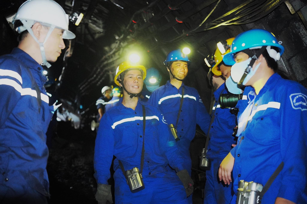 Actor Quoc Toan and crew in a scene at the Ha Lam Coal Joint Stock Company's market kiln.