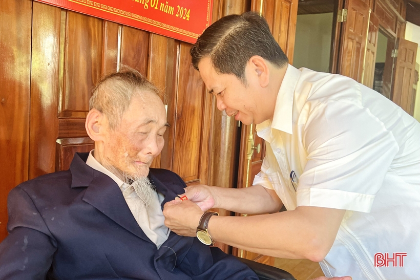 Awarding the 70-year Party membership badge to 2 party members in Huong Son