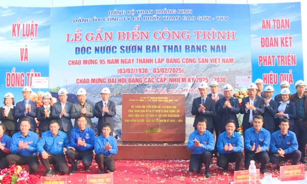 Than Cao Sơn gắn biển công trình "Hệ thống Dốc nước sườn bãi thải Bàng Nâu”