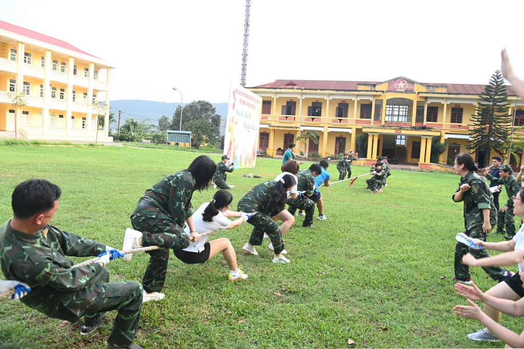 Además del plan de estudios principal, los estudiantes que asisten a las clases de capacitación en conocimientos de Defensa y Seguridad Nacional también participan en programas extracurriculares para crear cohesión.